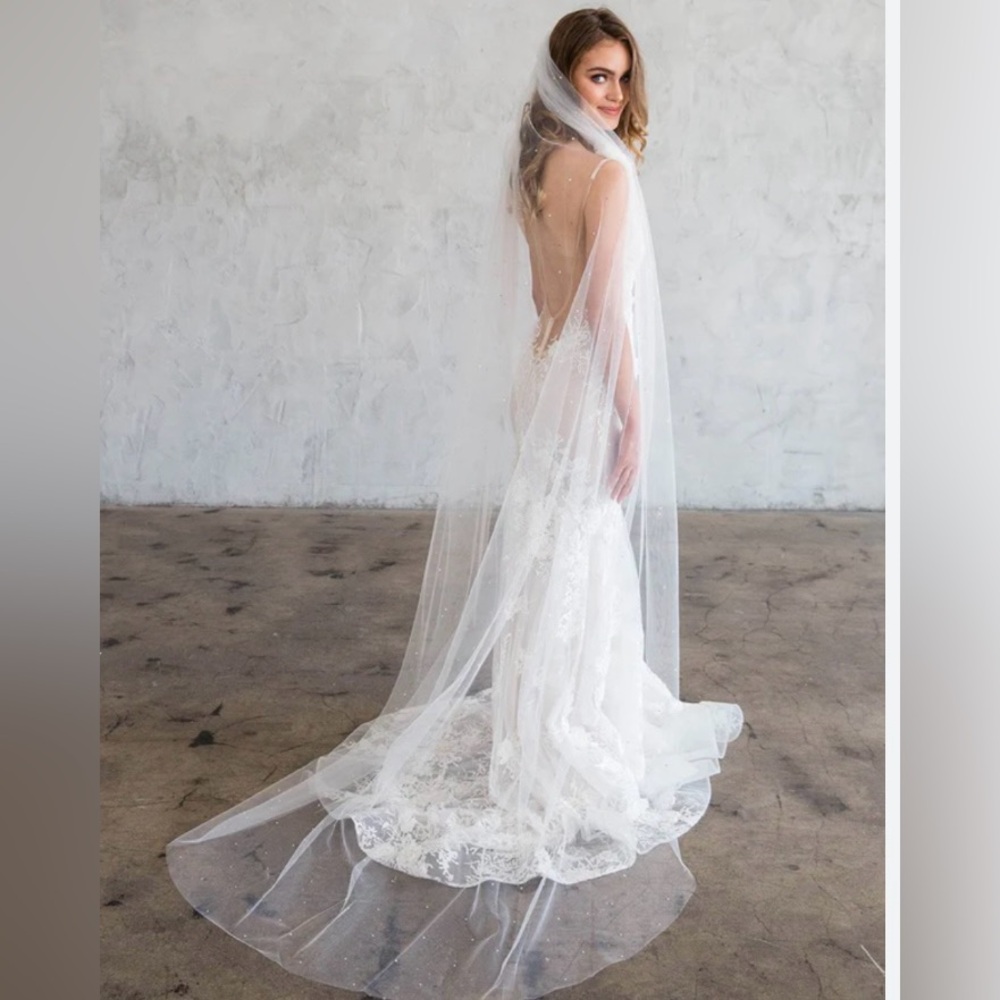 BRIDES & HAIRPINS COTCE CHAPEL VEIL WITH SCATTERED CRYSTALS NWT
$290.00 USD